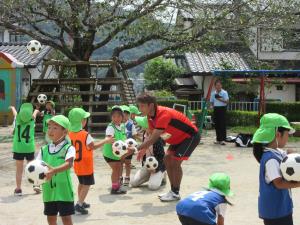 コーチと触れ合いながら…。 コーチと触れ合いながら…。