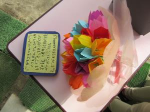 みんなで折ったチューリップに手紙も添えて…。 みんなで折ったチューリップに手紙も添えて…。