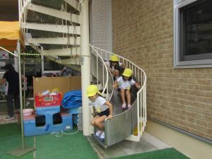 避難通路 螺旋すべり台 避難通路 螺旋すべり台