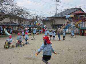 寒い朝も子ども達は元気いっぱいです。 寒い朝も子ども達は元気いっぱいです。