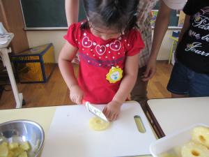 包丁で果物を切ります。 包丁で果物を切ります。