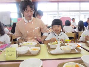 給食の先生と一緒に