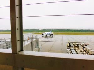 間近で飛行機を見ました。 間近で飛行機を見ました。