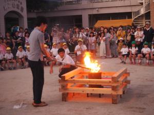 キャンプファイヤー、点火。 キャンプファイヤー、点火。