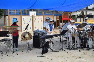 先生も参加して演奏しました。 先生も参加して演奏しました。