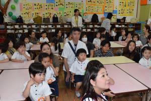 保護者の方も一緒に聴いていtだいています。 保護者の方も一緒に聴いていtだいています。