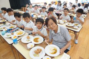 みんなで食べるとおいしいね! みんなで食べるとおいしいね!
