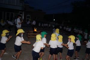 火を囲んでダンス♪ 火を囲んでダンス♪