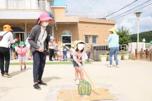 先生も一生懸命誘導しています。 先生も一生懸命誘導しています。