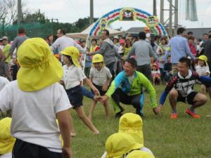 綱引き後にお父様方とゲームもしました。 綱引き後にお父様方とゲームもしました。