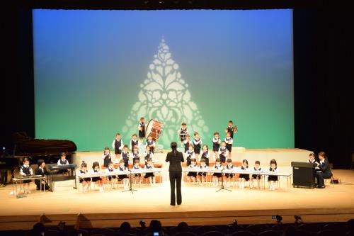 大きな舞台に立ち頑張る子ども達。 大きな舞台に立ち頑張る子ども達。