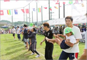 綱引きの後でふれあい遊びをしました。 綱引きの後でふれあい遊びをしました。