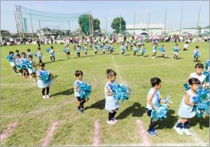 ポンポンチーム 隊形をイメージして動いています。 ポンポンチーム 隊形をイメージして動いています。