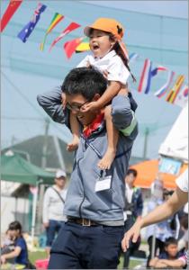 お父さんとの競技を楽しんでいます。 お父さんとの競技を楽しんでいます。