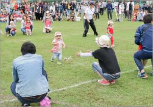 お母さんに向かって走るふたば組さん。 お母さんに向かって走るふたば組さん。