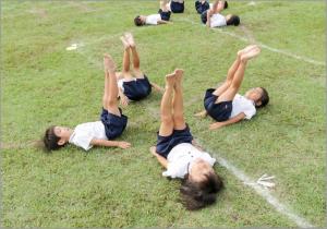 ① 4人で花を表現します。 ① 4人で花を表現します。