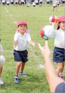 手作りボールを使って親子ふれあい遊び。 手作りボールを使って親子ふれあい遊び。