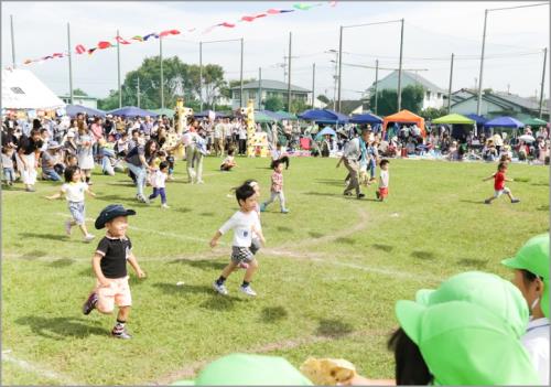 未就園児の子ども達も元気に走りました。 未就園児の子ども達も元気に走りました。