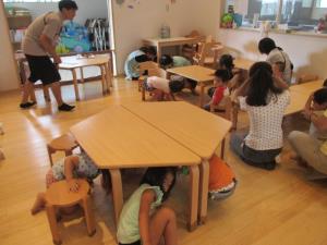 一斉に机の下へ 一斉に机の下へ