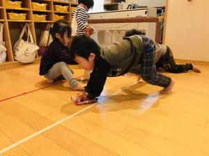 2歳児さんもきれいに拭き掃除 2歳児さんもきれいに拭き掃除