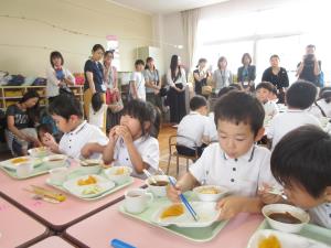 以上児食事の様子 以上児食事の様子