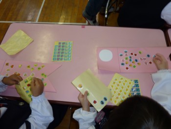 シールをペッタ!うろこができました。 シールをペッタ!うろこができました。