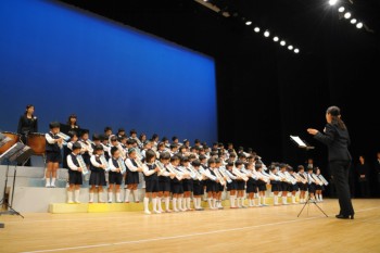 年長児全員による「交響曲 第九番 第四楽章 歓喜の歌」演奏 年長児全員による「交響曲 第九番 第四楽章 歓喜の歌」演奏