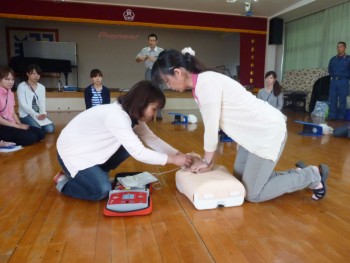 AEDと心臓マッサージ AEDと心臓マッサージ