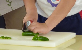 “猫の手”で包丁トントン “猫の手”で包丁トントン