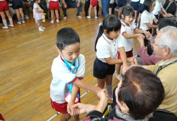 せっせせーのよいよいよい♪ せっせせーのよいよいよい♪