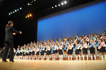 『交響曲 第九番 第四楽章 歓喜の歌』 年長組 鍵盤ハーモニカ立奏と歌 『交響曲 第九番 第四楽章 歓喜の歌』 年長組 鍵盤ハーモニカ立奏と歌