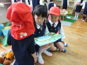 年長組さんが絵本を読んでくれました。 年長組さんが絵本を読んでくれました。