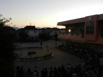 キャンプファイアが始りました。 キャンプファイアが始りました。