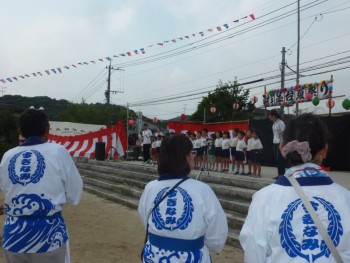 お祭りのステージで お祭りのステージで
