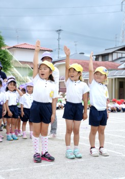 まっすぐ手を挙げて車にアピール! まっすぐ手を挙げて車にアピール!