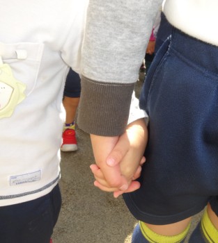 年長組さんと手をつないで 年長組さんと手をつないで