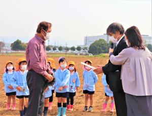 理事長より感謝状を 理事長より感謝状を