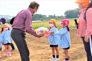 園児の手作り花束を 園児の手作り花束を
