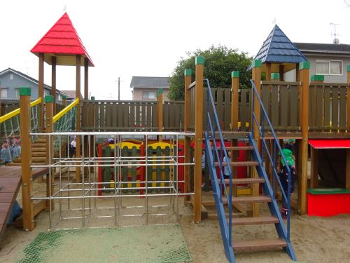 ハッピーランド(園庭遊具)と一体の迷路 ハッピーランド(園庭遊具)と一体の迷路