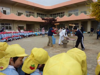 地域の方と保護者の方と子どもたち